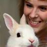Justine M. et Plume, lapin nain